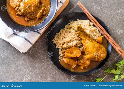 Pasta Do Caril De Massaman Da Galinha Macarronete Foto De Stock