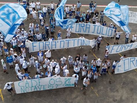 FOTOS Torcedores do Avaí protestam antes do jogo contra o Vitória