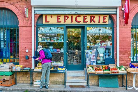 Acquisto Di Frutta In Un Piccolo Negozio Di Alimentari A Provenza