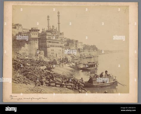 Ritual De Cremaci N Se Acumula En El Ganges En Los Ghats De Varanasi