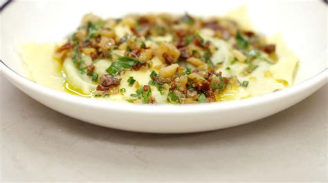 Ravioli Met Kaas Vlees En Groen En Een Warme Vinaigrette Dagelijkse Kost