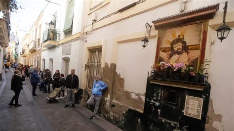 Una calle de cola para entrar al supermercado en Cádiz