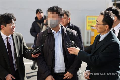 사건브로커 연루 경찰관 영장실질심사 출석 연합뉴스