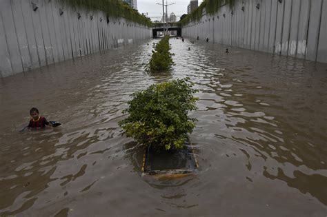 Banjir Underpass Jalan Angkasa Jadi Wahana Bermain