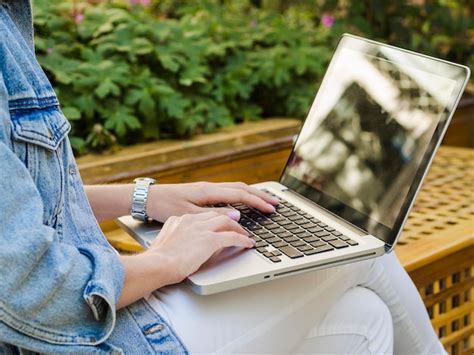photo side view  woman  laptop outdoors