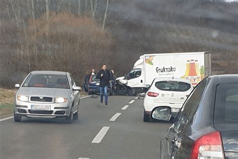 Teško povrijeđeno dijete u sudaru kamiona i auta