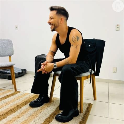 Junior Lima Surge Completamente Nu Em Foto Na Banheira E Detalhe Ntimo