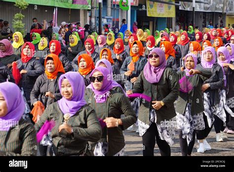 Indonesian Do Flash Mob Traditional Dance To Celebrate National