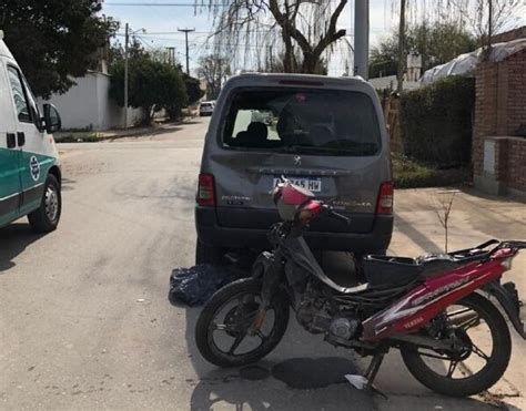 Pinch Una Rueda Y Choc Contra Un Auto Estacionado