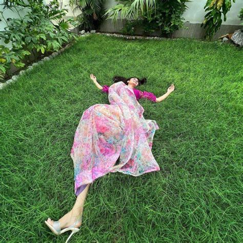 Hira Mani Demonstrates Several Poses For Eid Photos