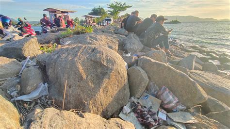 Pantai Wisata Ulee Lheue Banda Aceh Dicemari Sampah