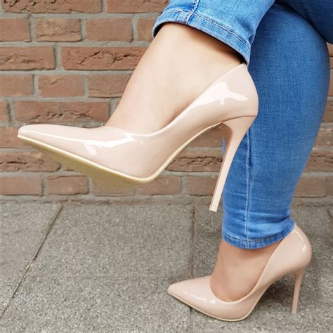 Hoge Hakken Nude Lak Met Cm Hoge Naaldhak Silhouette