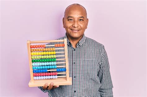 Latino De Mediana Edad Sosteniendo Un Abacus Tradicional Con Aspecto