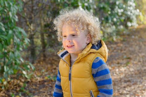 Close Up Van Weinig Leuke Jongen Met Blonde Krullend Haar Stock Afbeelding Image Of Geluk