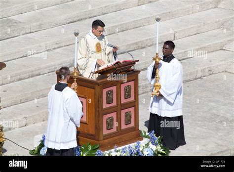 Canonization of Mother Teresa of Calcutta Stock Photo - Alamy