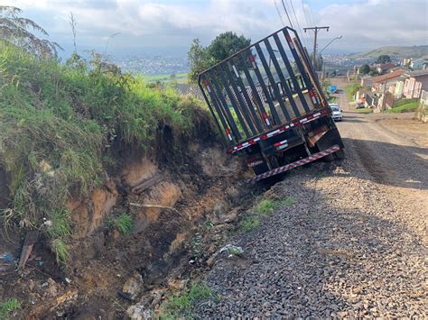 Homem Morre Ap S Ser Atingido Pelo Pr Prio Caminh O Em Lages