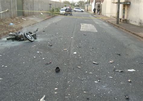 Motociclistas batem de frente e morrem em Uberlândia uma moto pegou