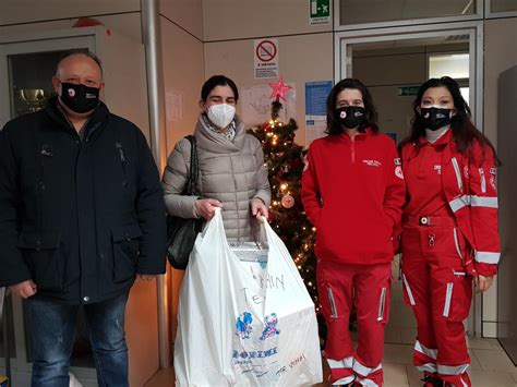 Natale di solidarietà torna il dono sospeso per i bambini