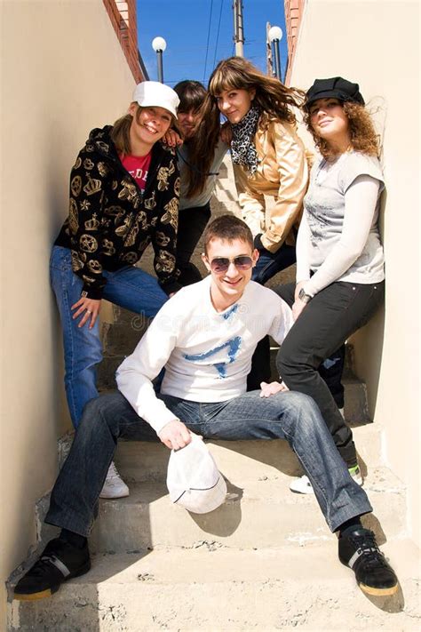 Groupe Des Jeunes Sur Les Escaliers Photo Stock Image Du Bleu