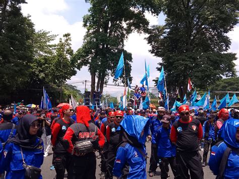 Buruh Gelar Aksi Di Depan Gedung Sate Ada Mogok Massal