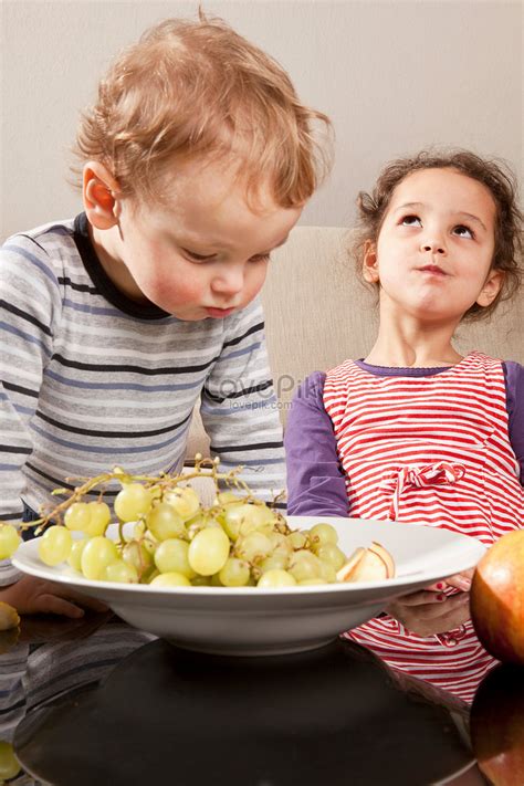 Boy And Girl Eating Fruits Picture And HD Photos | Free Download On Lovepik