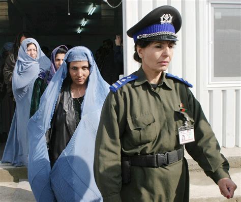 Afghanistan Von Der Burka In Die Uniform Swi Swissinfoch