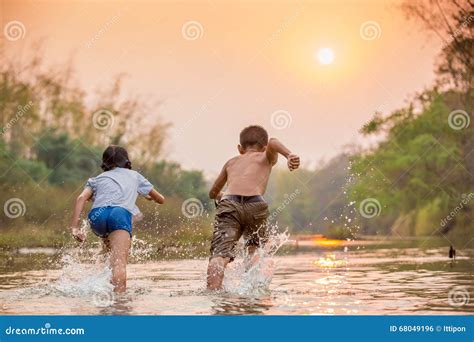 Garçon Asiatique Et Fille Jouant En Rivière Photo stock Image du