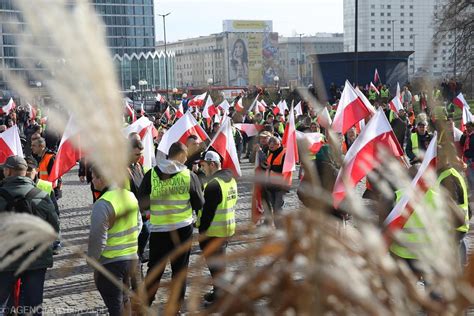 Protest rolników w Warszawie 27 lutego Tysiące ludzie centrum było