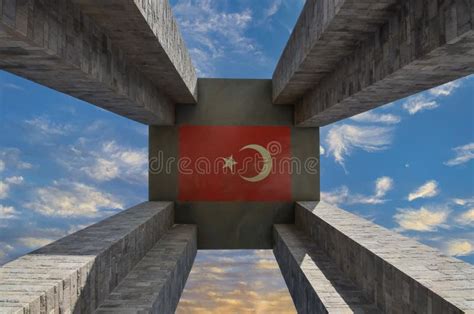 Monumento A La Marcha Del 18 De Marzo Con Bandera Turca Y Cielo Azul