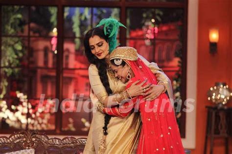 Sumona Chakravarti hugs Rekha on Comedy Nights with Kapil Media