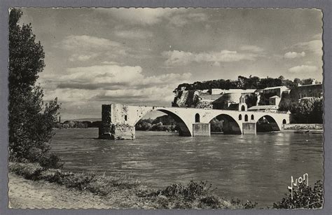 Avignon Avignon Vaucluse Le pont Saint Bénézet le rocher des Doms