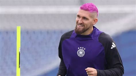 Europameisterschaft Dfb Star Robert Andrich Berrascht Mit Pinken