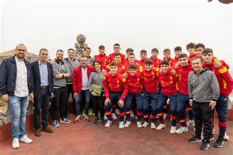 La Selección Española de balonmano juvenil se entrena en Tui para el