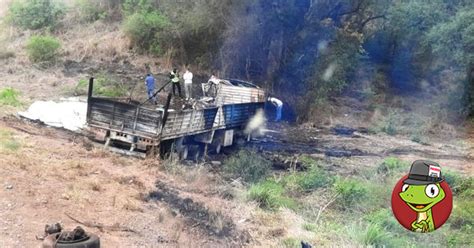 Terrible choque de frente entre un camión cargado y una trafic en la