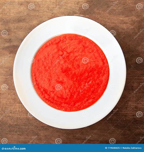 Sopa Do Tomate Em Uma Bacia Branca Na Tabela De Madeira Rústica Vista