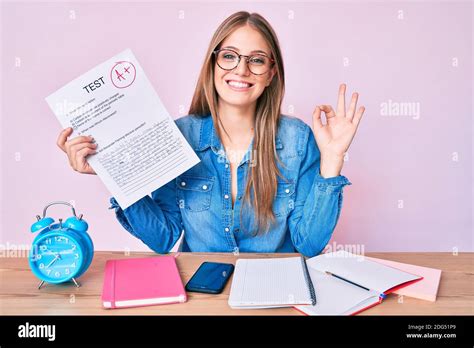 Junge Blonde M Dchen Zeigt Bestanden Pr Fung Sitzen Auf Dem Tisch Tun Ok Zeichen Mit Fingern