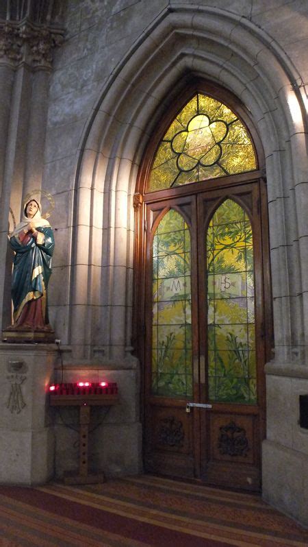 Interior De La Catedral De Los Santos Pedro Y Cecilia Vitraux