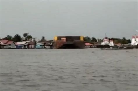 Puluhan Rumah Di Tepi Sungai Barito Hancur Ditabrak Kapal Tongkang