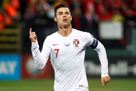 Portugal goleia Lituânia quatro gols de Cristiano Ronaldo Placar