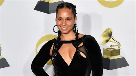 Alicia Keys Was Glowing Without Makeup at 2018 Grammy Awards | Allure