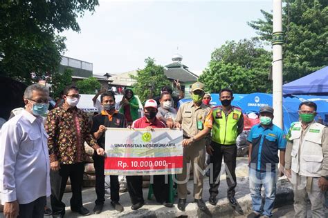 UNJ Memberikan Bantuan Bahan Bangunan Kepada Korban Kebakaran Di Jalan