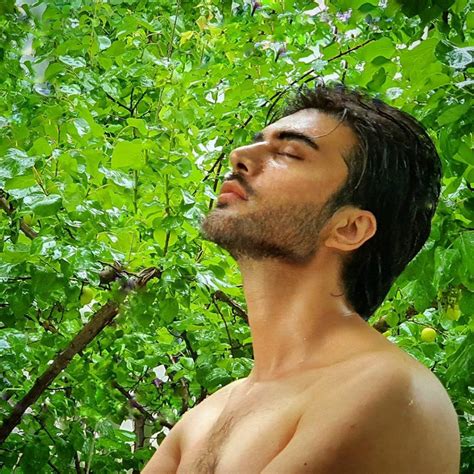 Imran Abbas Never Hesitates To Go Shirtless Here Is Why Reviewit Pk