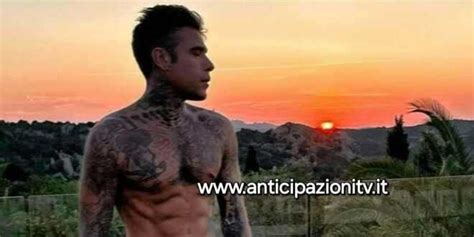 Fedez Compie Gli Anni Ma Scompare Dai Social I Motivi E La