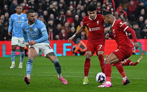 ليفربول يتعادل مع مانشستر سيتى ويهدي أرسنال قمة الدوري الإنجليزي