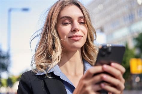 Retrato de uma jovem empresária vendedora sorridente olhando para seu