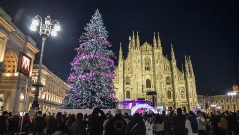 Milano Si Accende L Albero Di Natale In Piazza Duomo La Repubblica