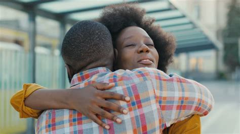 Vídeo de arquivo Gratuito Visão aproximada do feliz casal jovem afro