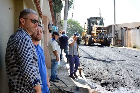 Rodrigo Drable Acompanha Obra De Asfaltamento No Ano Bom A Voz Da Cidade