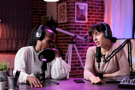 Equipe Diversificada De Mulheres Curtindo Conversas De Podcast Em