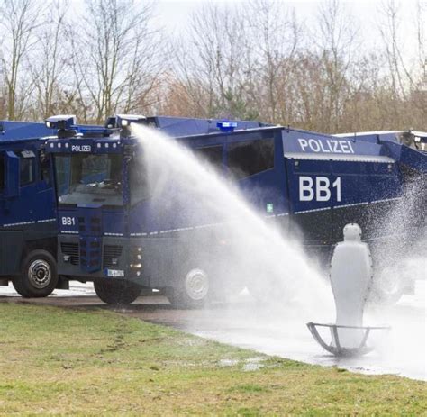 Neuer Wasserwerfer Der Polizei Kann Liter Verspritzen Welt